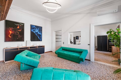 Airbnb con migliori performance: Riva Home Gallery -private terrace & Elevator a Venezia
