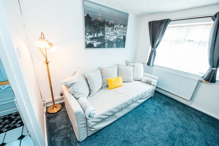 Spacious 3-bed Manchester Home| Sleeps 8 + Parking - 柴郡