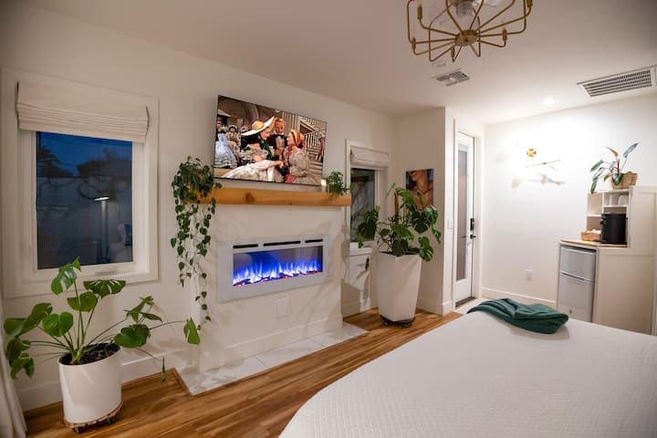 Dobro došli u naš glavni apartman! Uživajte u bračnom krevetu s podesivom osnovom, ugrađenom električnom kaminu, mnogim opcijama osvjetljenja za ambijent i zavjesama za zamračivanje. Ima i vlastitu kupaonicu koja je povezana sa sobom.  