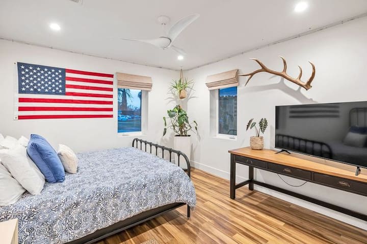 Spavaća soba #2 ima veliki bračni krevet s udobnim madracem od memorijske pjene, kao i pametni TV, noćni ormarić, svjetiljku i ormar.  