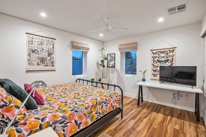 Spavaća soba #3 ima veliki bračni krevet s udobnim madracem od memorijske pjene, kao i pametni TV, noćni ormarić, svjetiljku i ormar.  