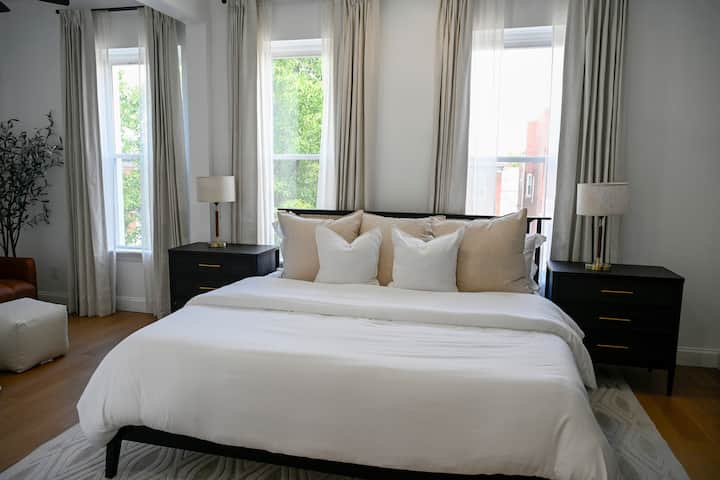 Deze slaapkamer heeft zowel lichtfilterende als verduisterende gordijnen op elk raam. Er zijn ook een futon, twee grote kasten en een eigen badkamer.