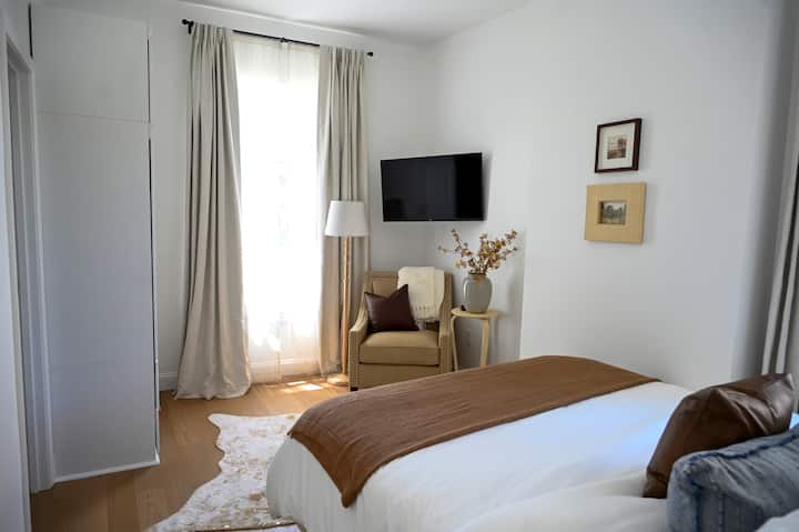 Slaapkamer beschikt over zowel lichtfilterende als verduisterende gordijnen op elk raam. Er is ook een grote inbouwkast met veel opbergruimte voor je kleding, samen met een eigen badkamer.