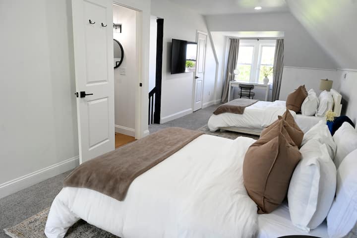 Loft op de derde verdieping met bijpassende queensize bedden, dubbele bureaus/make-upstations, individuele kasten en een eigen badkamer 