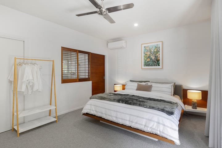 Suite junto a la piscina
Amplio dormitorio con vistas a la piscina, patio privado, baño de lujo y TV inteligente. Una mezcla perfecta de comodidad y estilo con acceso directo al exterior y ambiente sereno.