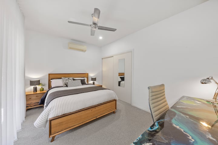 Este dormitorio bellamente decorado ofrece comodidad y funcionalidad. Con una lujosa cama tamaño queen con sábanas de calidad, también incluye un espacio de trabajo cuidadosamente diseñado con un escritorio, una silla y luz natural.