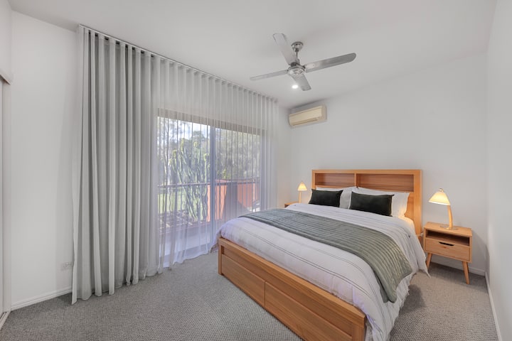 Despiértate con vistas relajantes de los amplios jardines en este dormitorio tranquilo y lleno de luz. Diseñado pensando en la relajación, cuenta con una cómoda cama tamaño queen, sábanas suaves y una decoración serena que se hace eco de la belleza natural del exterior.