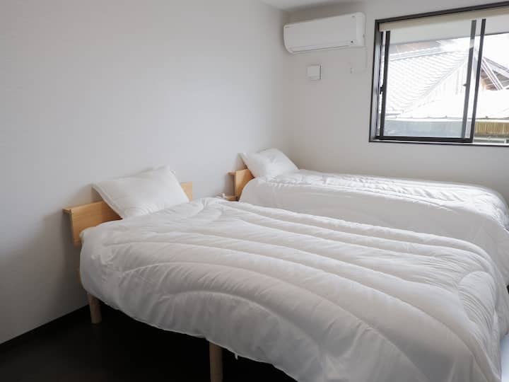 Tenemos 2 camas individuales, por lo que también es ideal para amigos y familiares.