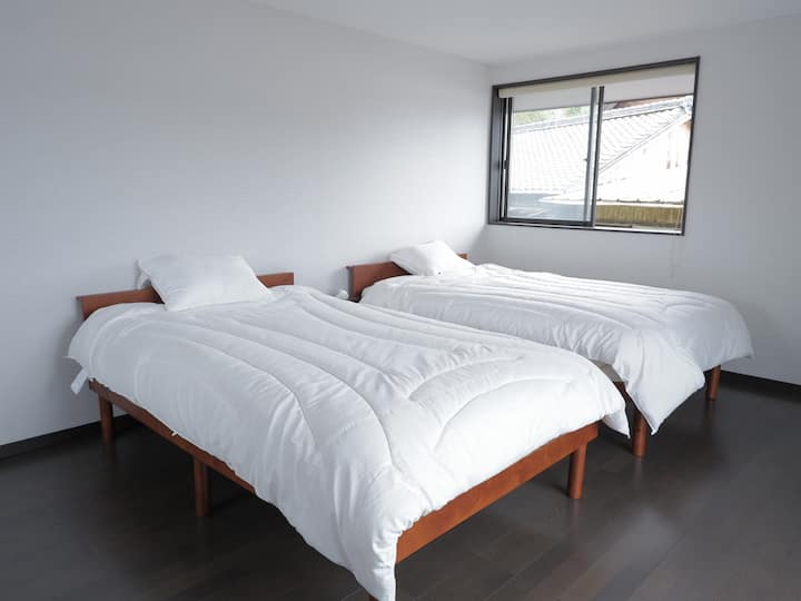 Hay dos camas semidobles disponibles para una estancia relajante.