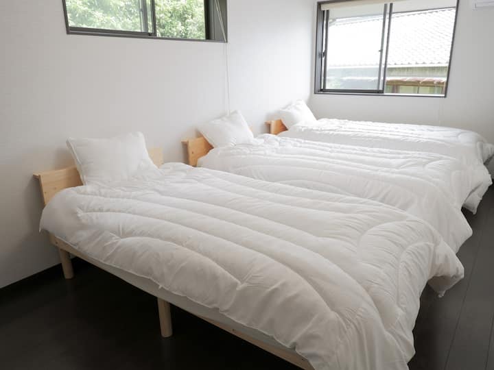 Puedes dormir cómodamente en un espacio limpio con un tono blanco.