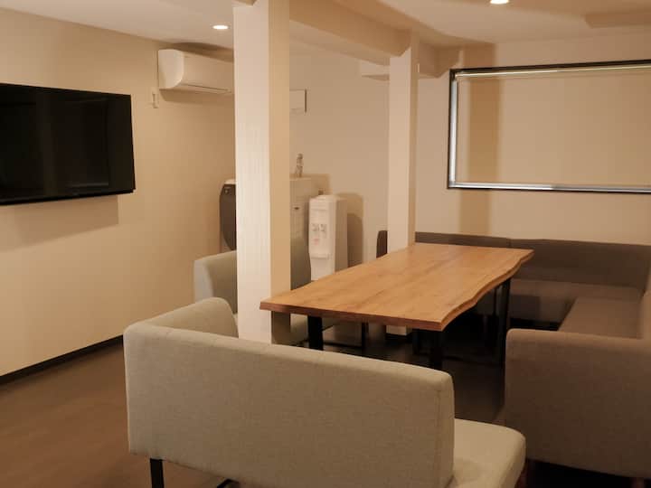 Tenemos un sofá donde puedes relajarte y una mesa espaciosa.