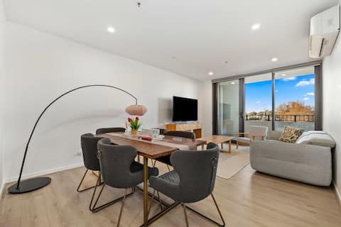 Bright & Stylish Retreat: 2B2B on Wentworth Avenue