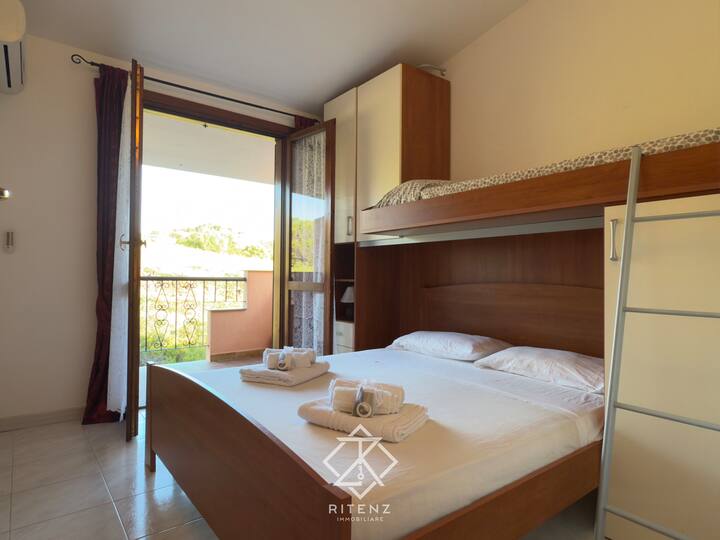 Ფართო და ნათელი ორადგილიანი საძინებელი, რომელიც აღჭურვილია ლამაზი ტერასით, რომელიც ბუნებას გადაჰყურებს, იდეალური სტუმრები ეძებენ სიმშვიდეს.