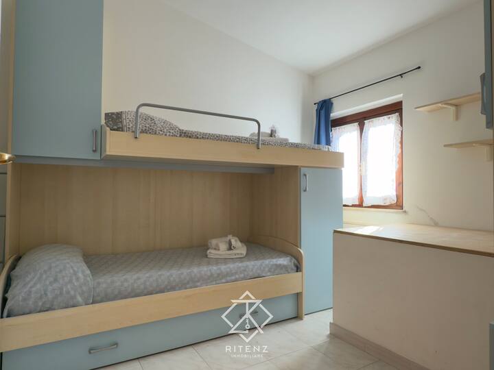 Ფართო და ნათელი ოთახი, ორსართულიანი ან სასრიალო საწოლით და მთების ლამაზი ხედით, იდეალურია ბავშვებისთვის ან სიმშვიდის მაძიებელი სტუმრებისთვის.