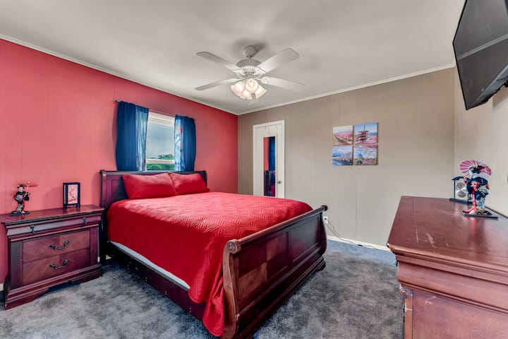 Japan themed bedroom with queen size bed and 40" TV.