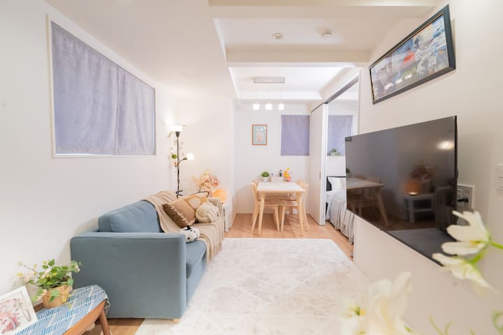 新宿中心地段的静谧温馨之家，徒步到商圈和美食街，走3分钟到车站，3年新筑可停车，采光通风优秀