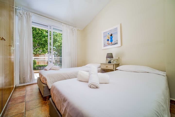Habitación en planta superior con armario empotrado y terraza