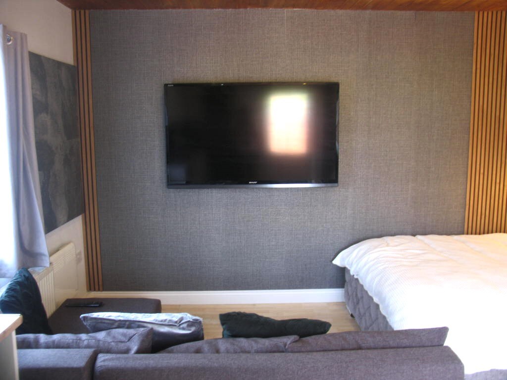 Enorme 60" tv met premium streamingkanalen en de nieuwste bioscoopfilms + PPV-sport 