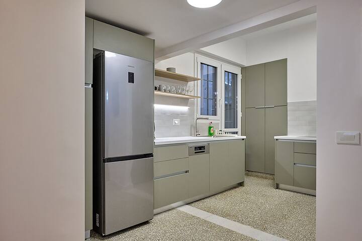 Chic Urban 3BR Retreat in the Heart of Kolonaki! gallery image 4