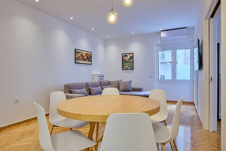 Chic Urban 3BR Retreat in the Heart of Kolonaki! gallery image 2