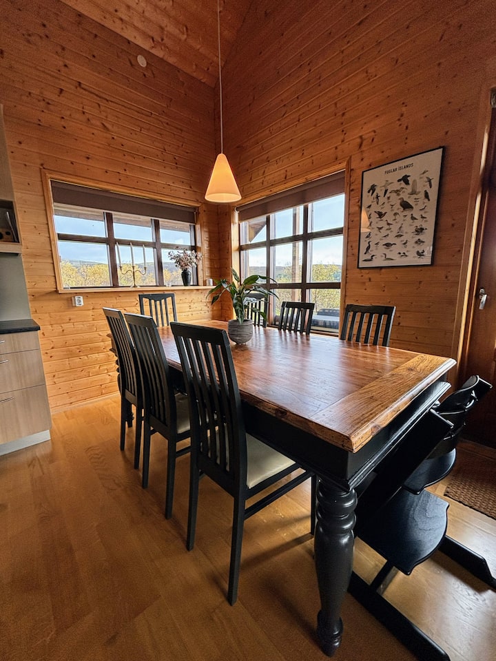 Peaceful Lakefront Cabin Near Reykjavík - Iceland