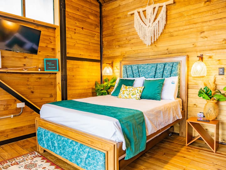 Луксозен апартамент: уютно място за отдих със стилно двойно легло, смарт телевизор за забавление, климатик и вентилатор за абсолютен комфорт.
