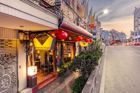 Twin Comfort Stay | Classic Escape in Khaosan