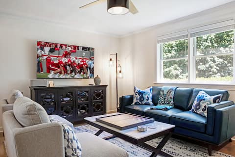 Successful Airbnb property: Bright Oak at The Village: Ideal Couple’s Getaway in Cameron Village