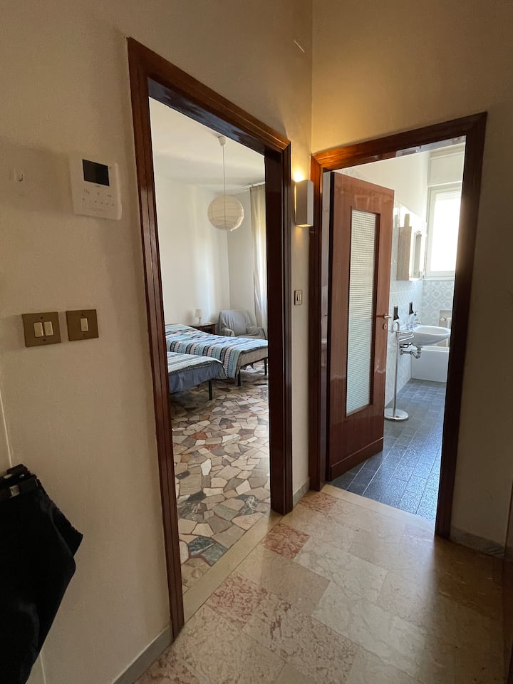 Entrando sulla sinistra, camera e bagno