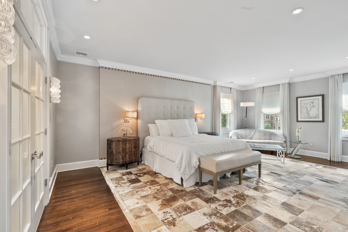 جناح أساسي واسع مع سرير كينج وبياضات فاخرة وإطلالات هادئة على الحديقة.