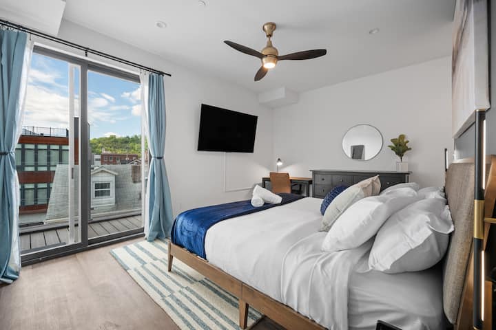 Det elegante, hyggelige og afslappende andet soveværelse på anden etage har en kingsize-seng, der tilbyder et fredeligt tilflugtssted for en god nats søvn.