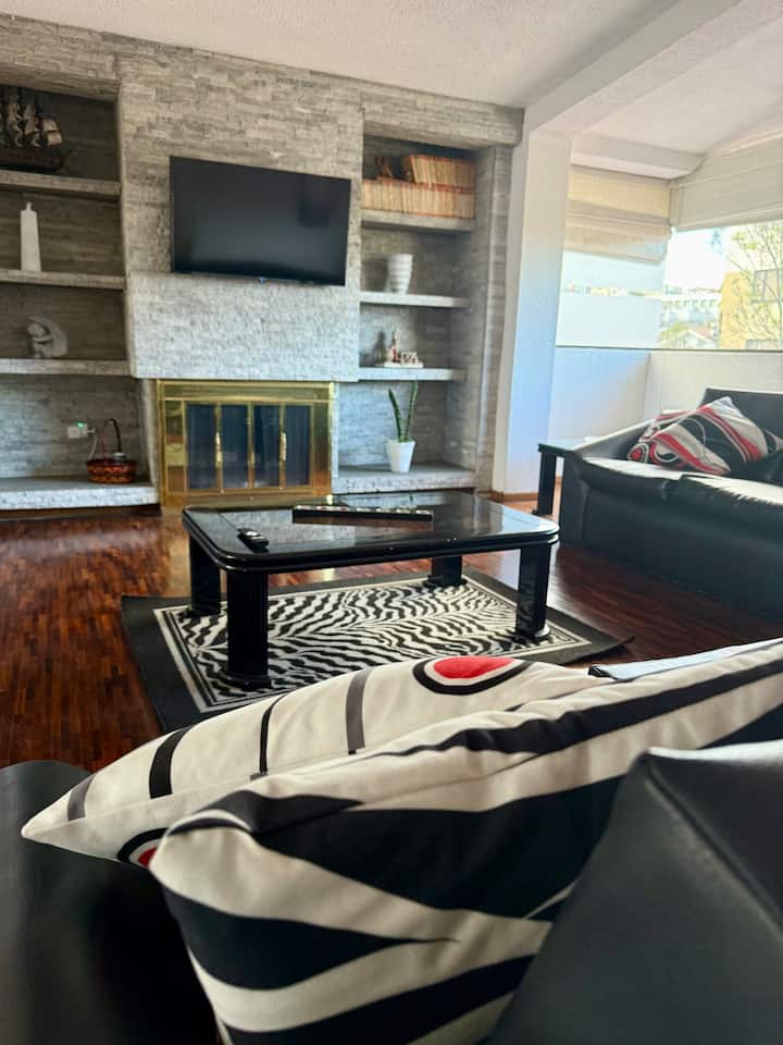 Cozy Apartment, Natural Light, Near The Us Embassy - Quito