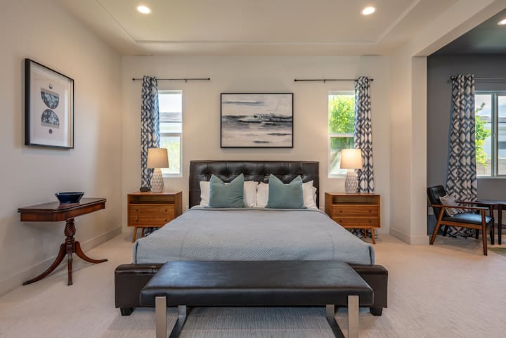 Საძინებელი №1 (ძირითადი): დიდი საწოლი დამატებითი დასაჯდომი სივრცითა და სააბაზანოთი 