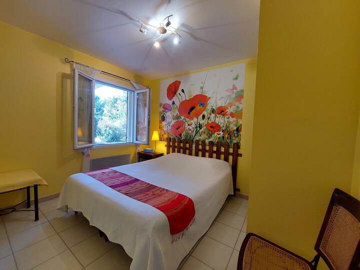 Chumba kikuu cha kulala chenye kitanda cha mita 1.60 kwa mita 2, kitanda bora. Duvet au blanketi la manyoya kulingana na msimu.
Chandarua cha mbu dirishani. Radiator ya umeme.