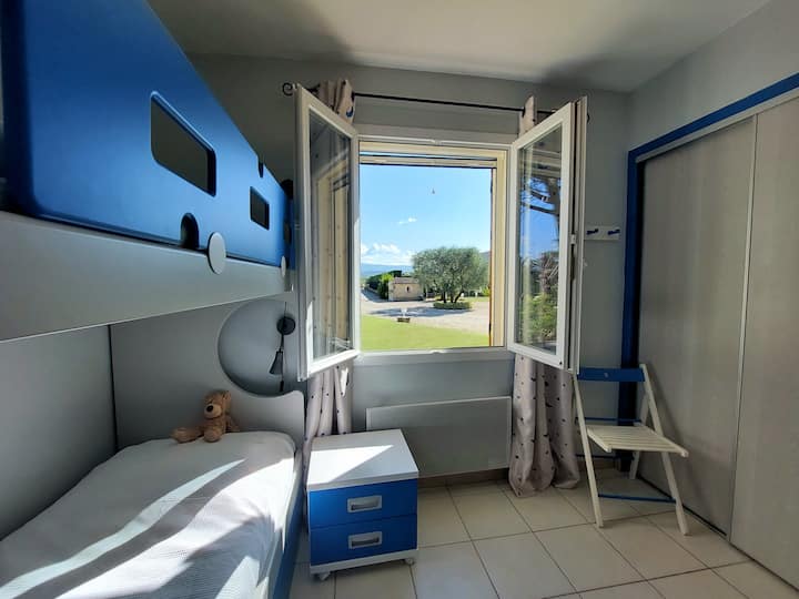 Chumba chenye mwonekano wa moja kwa moja wa Mont Ventoux na nyumba ya mbao ya mawe kavu. Kabati lenye nafasi ya kuhifadhi na kabati la nguo. Radiator ya umeme.
Dirisha lenye vyandarua vya mbu.