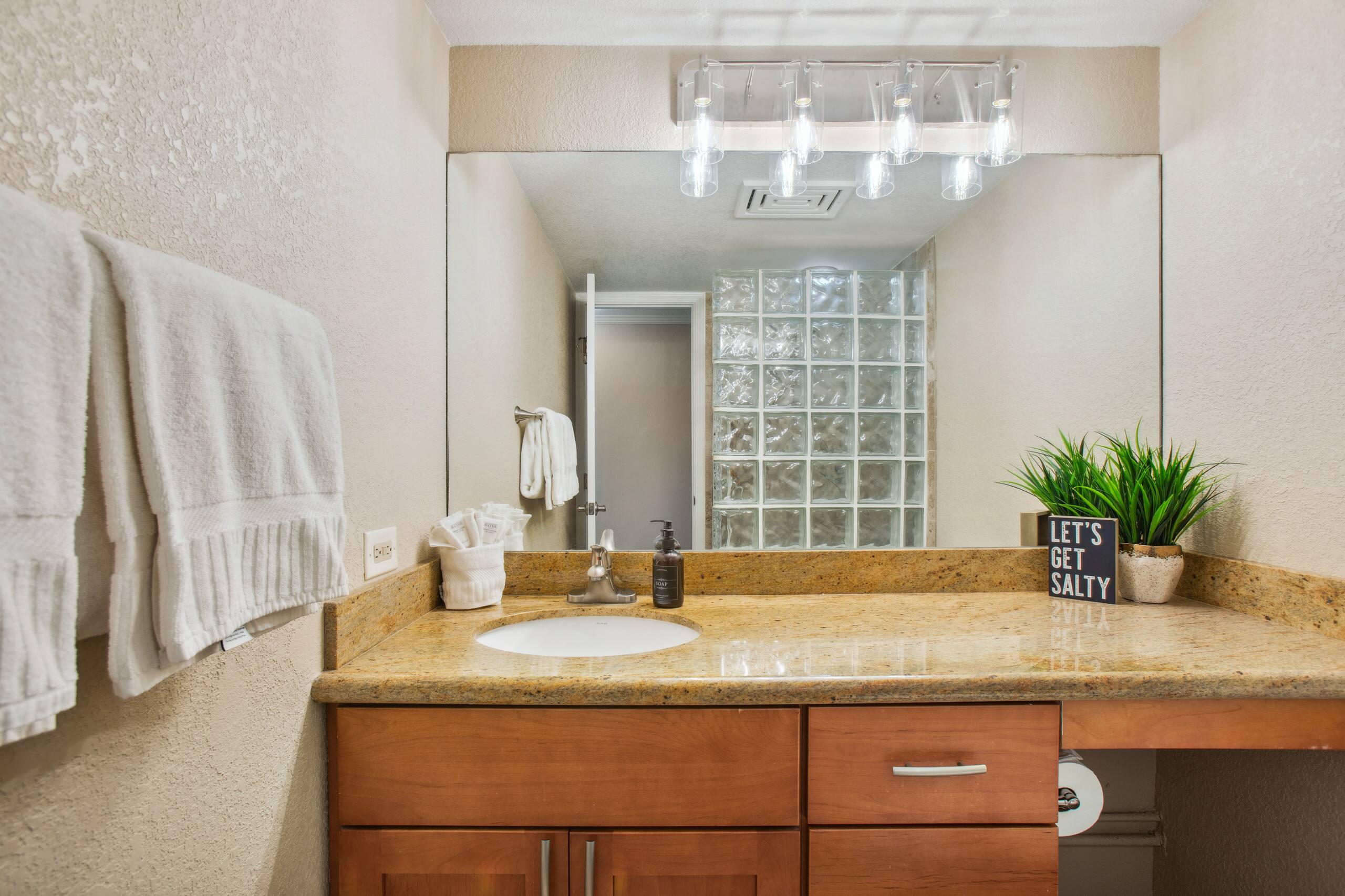 Condo in Kihei · ★5.0 · 1 bedroom · 2 beds · 2 baths - Image 21