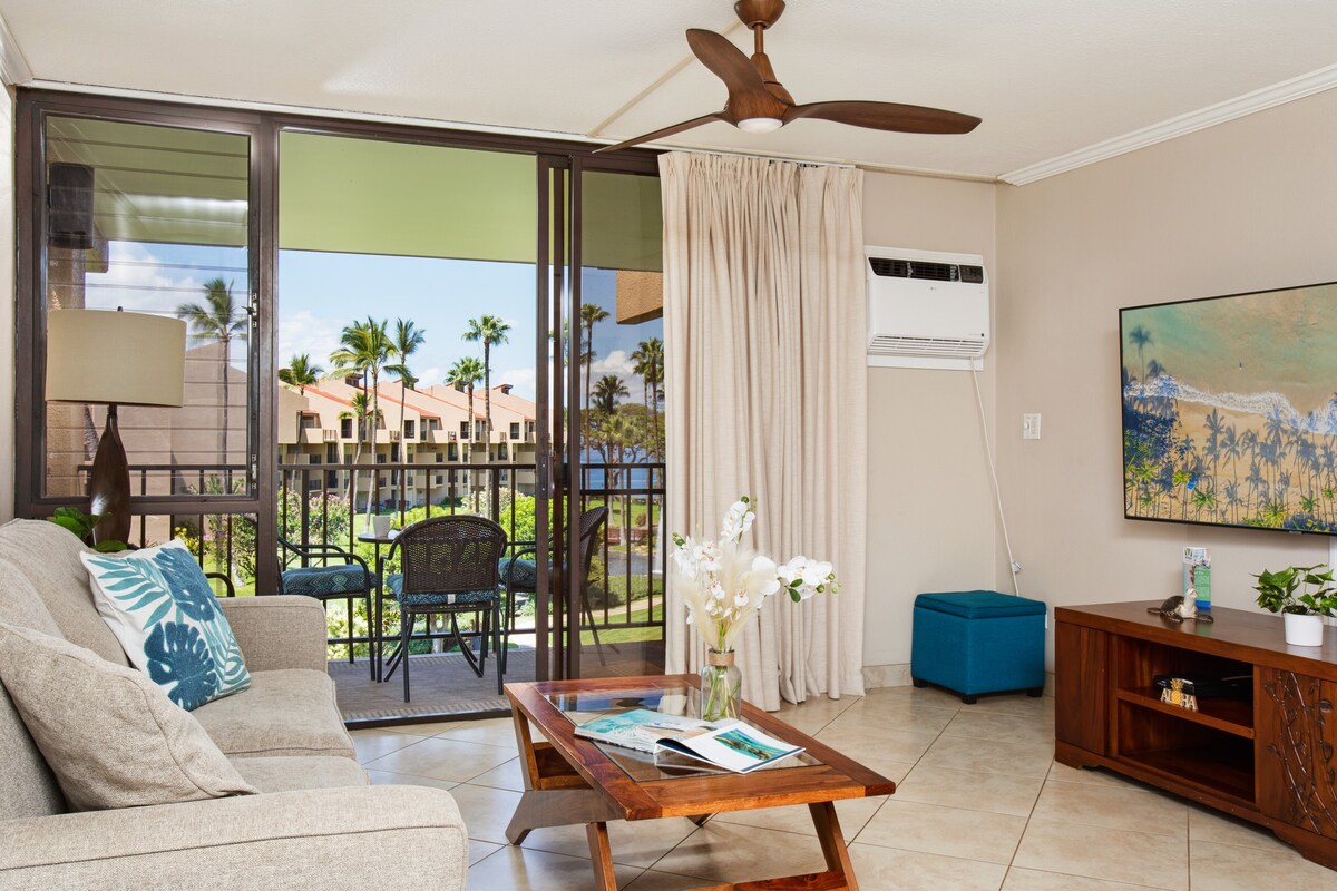 客厅配备65英寸智能电视、拉出式沙发床、吊扇和窗式空调