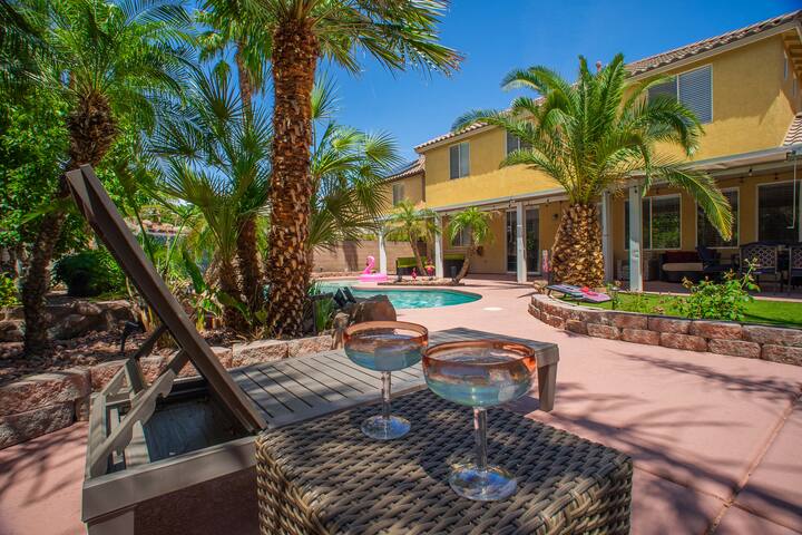 Your Oasis Retreat awaits Waterfall Pool Hot-tub gallery image 5