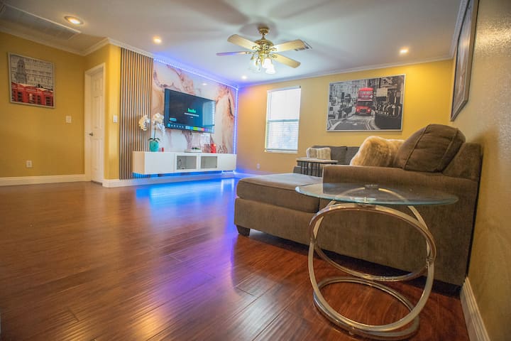 Your Oasis Retreat awaits Waterfall Pool Hot-tub gallery image 4