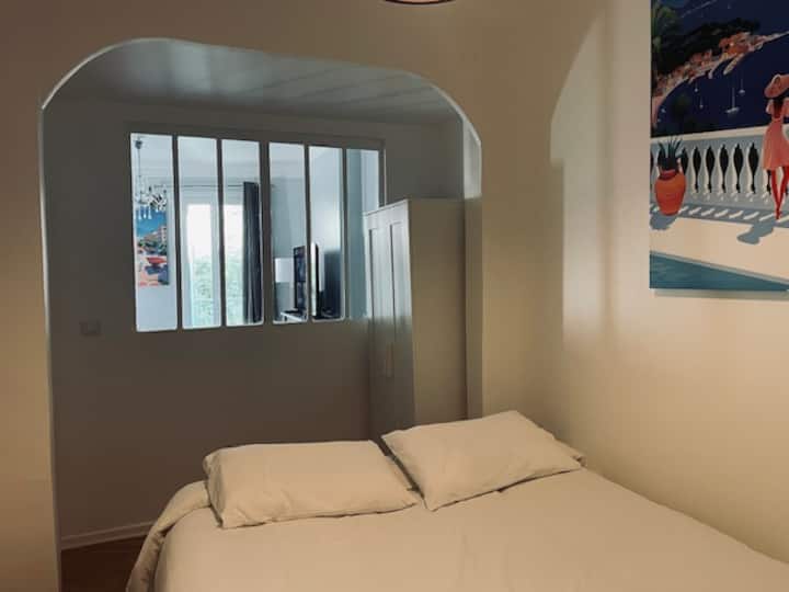 Брачен кревет (широк 160 x 200 см), квалитетен кревет и постелнина за бањање во хотел, гардеробер со закачалки.
Реверзибилен клима уред