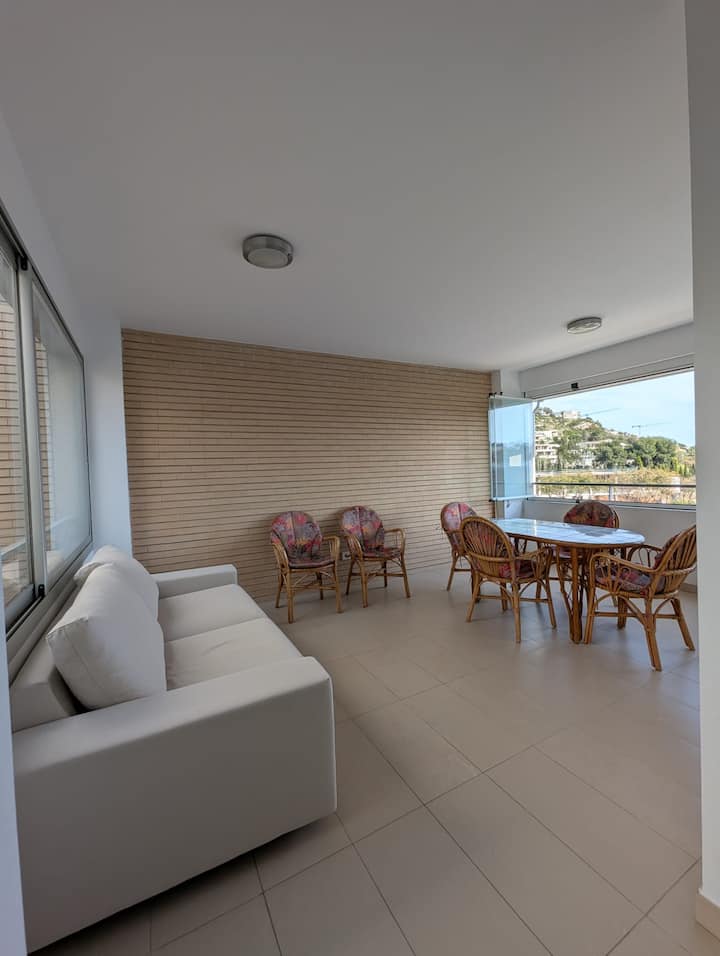 带顶棚的露台或冬季花园可变成第三个住宿空间，可供2人入住，配备Vimle系列沙发床，内有舒适的全尺寸床垫。 顶篷被放下以获得黑暗，但它是不完整的。