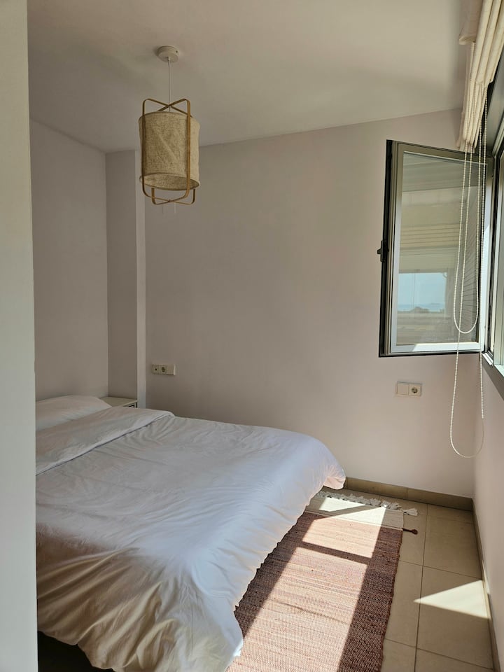 卧室配有一张双人床，可通过露台俯瞰大海。 内置衣柜，可供2人使用。