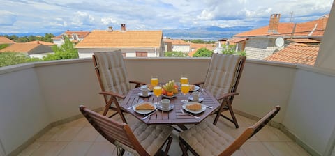 2bedroom apt, quiet neighbourhood, 300m from Beach