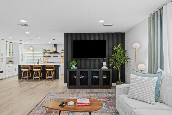 Waterfront Villa | Pool, Bikes, Kayaks | Sleeps 14 gallery image 4