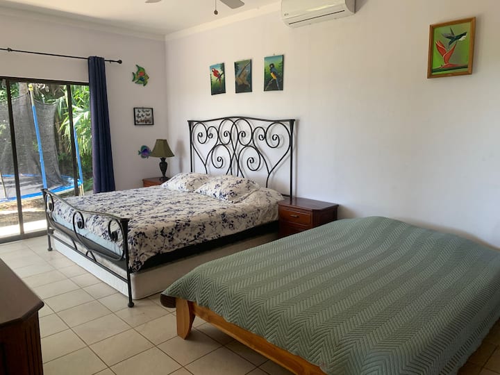 Chaque chambre donne sur la piscine, la mer et le jardin en parfaite combinaison.