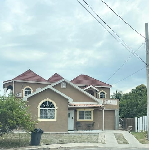 Caribbean Estate gated 5 bedrooms, 6 beds comfort