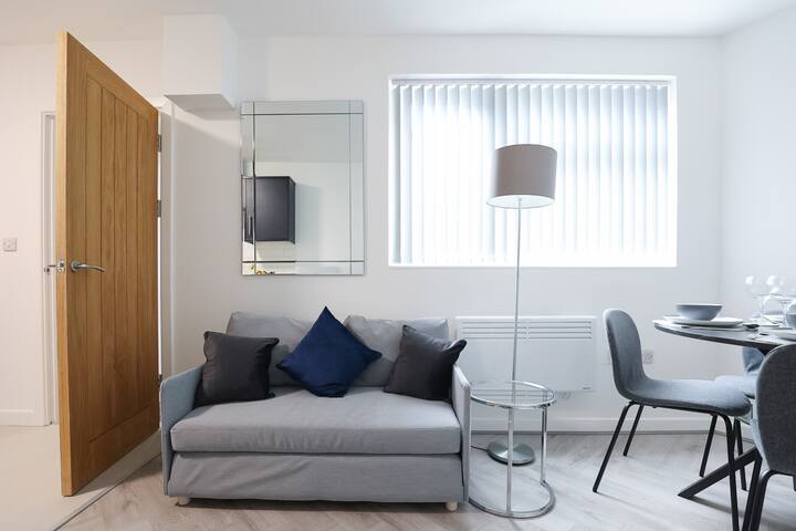 Moderan studio otvorenog tipa s udobnim kaučem, blagovaonicom i potpuno opremljenom kuhinjom. Svijetlo i mirno s neutralnim uređenjem. Uključuje pametni TV od 45", brzi Wi-Fi i sve što vam je potrebno za miran san ili produktivan boravak na daljinu.