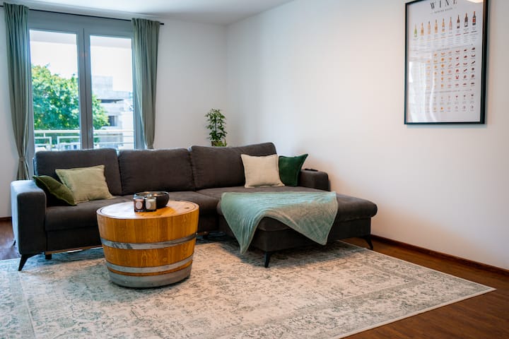 Ელეგანტური საცხოვრებელი სივრცე ვინოკატის უნიკალურ დიზაინში: ღვინის კასრებისგან დამზადებული ინდივიდუალურად წარმოებული ავეჯი ოთახის ხასიათსა და პალატინატის ხიბლს ანიჭებს.

Მყუდრო გასაშლელი დივანი ღამეში დამატებით ორ სტუმარს იტევს. 