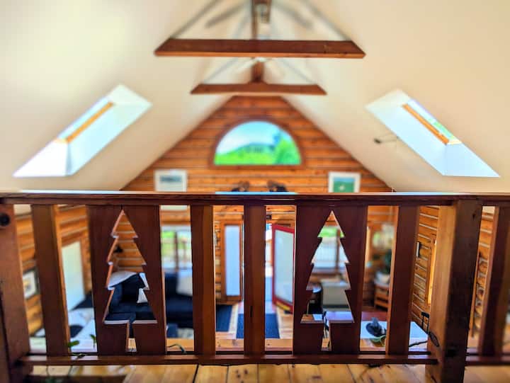 Maelezo ya kingo za roshani yanayoelekea sehemu kuu ya kuishi.