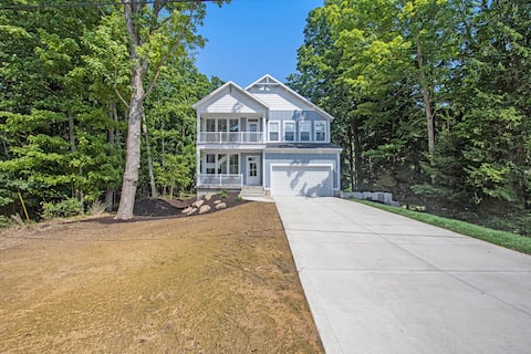 Lakeshore Grand Retreat Pool/Hot tub/Beach access!